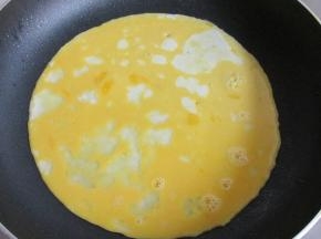 把蛋液倒入不粘锅。