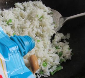 锅里放油，加葱爆香，放入豌豆米饭炒匀，加入花生酱炒匀。