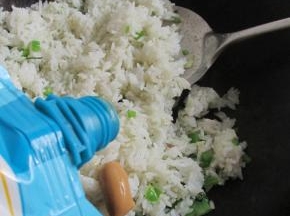 锅里放油，加葱爆香，放入豌豆米饭炒匀，加入花生酱炒匀。