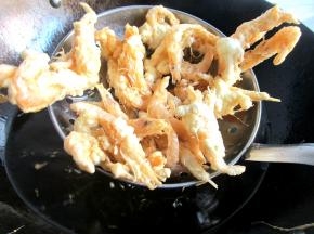 炸到金黄，即可捞出控油。