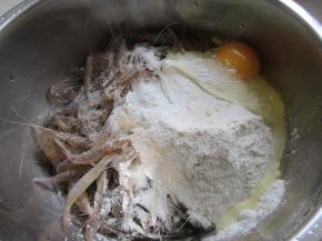 加入盐，面粉，鸡蛋。