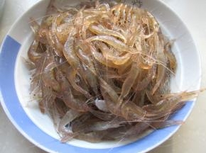 小海虾洗净。