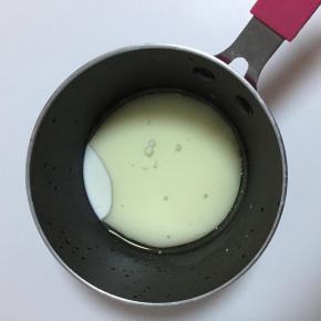 将色拉油倒入牛奶中