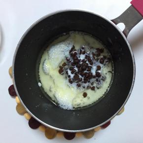 牛奶加热煮沸后关火，倒入巧克力