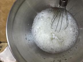 蛋清分3次加入细砂糖