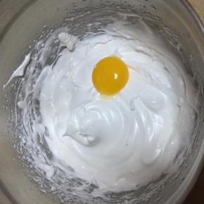 分次加入蛋黄，继续搅拌均匀