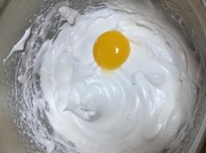 分次加入蛋黄，继续搅拌均匀