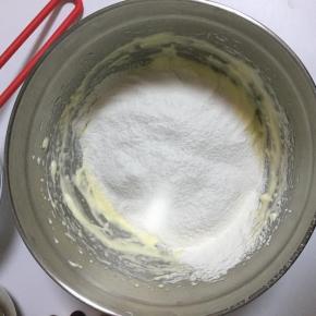 搅拌好蛋糊后将低筋面粉过筛倒入蛋糊中