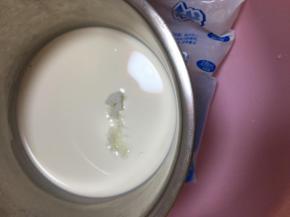 这时候准备打发淡奶油，淡奶粙加入糖隔冰袋打发