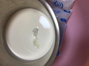 这时候准备打发淡奶油，淡奶粙加入糖隔冰袋打发