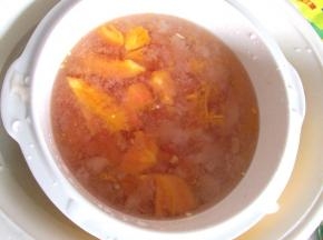 炖到快好时加入冰糖，到时间关掉电源。