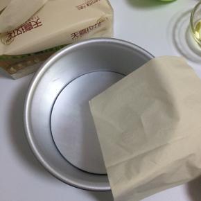 模具我用的是6寸的阳极模具，有不粘的就用不粘的，用纸巾擦干水分