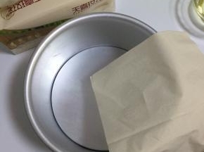 模具我用的是6寸的阳极模具，有不粘的就用不粘的，用纸巾擦干水分