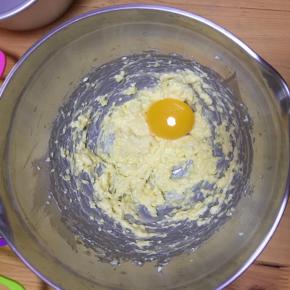 分离蛋清蛋黄，蛋清盆需无水无油，蛋清可以先放冰箱冷藏
奶油奶酪室温软化，用打蛋器搅打奶油奶酪，分次加入两个蛋黄搅打顺滑