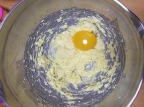 分离蛋清蛋黄，蛋清盆需无水无油，蛋清可以先放冰箱冷藏
奶油奶酪室温软化，用打蛋器搅打奶油奶酪，分次加入两个蛋黄搅打顺滑
