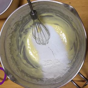 筛入低粉和玉米淀粉，搅拌均匀