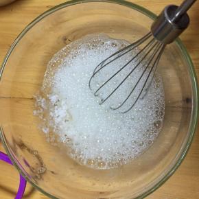 取出冷藏蛋白，分多次加细砂糖打发