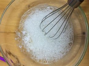取出冷藏蛋白，分多次加细砂糖打发