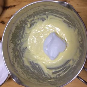 取三分之一蛋白霜到奶酪糊，用刮刀上下翻拌