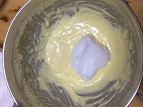 取三分之一蛋白霜到奶酪糊，用刮刀上下翻拌