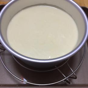 烤制是用的水浴法，烤盘里放入小蒸架，放上模具，这样就不会被渗水，也可以给活底模具多加几层锡纸包住，放入烤箱100度50分钟