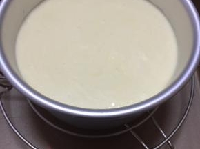 烤制是用的水浴法，烤盘里放入小蒸架，放上模具，这样就不会被渗水，也可以给活底模具多加几层锡纸包住，放入烤箱100度50分钟