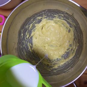 慢慢少量加入牛奶，继续搅打