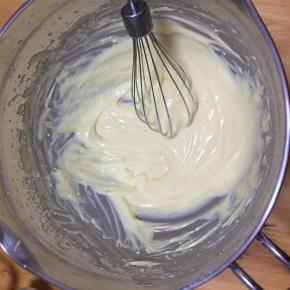 避免过度搅拌，不然会有小结块，可以过筛1-2次面粉