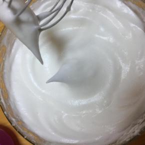 打发到软的大弯钩，预热烤箱100度10分钟