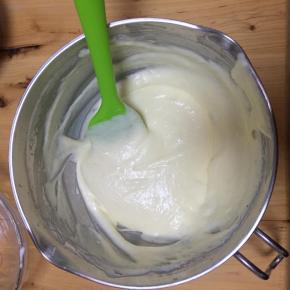 然后再加入三分之一的蛋白霜翻拌，最后倒回蛋白霜的容器翻拌均匀