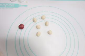 排气后取一部分揉进红曲粉备用，再分出六个每个2g的面团做小鸡翅膀