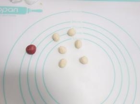 排气后取一部分揉进红曲粉备用，再分出六个每个2g的面团做小鸡翅膀