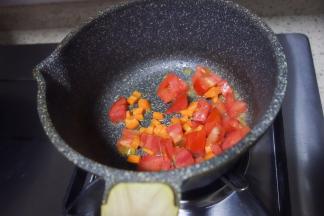 用锅将胡萝卜丁跟番茄炒一下脱水