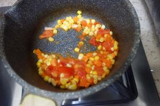 再加入玉米粒炒一下到这个状态即可