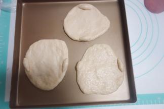 将面团擀成上下大的形状放在屋诺金盘里，六个小面团搓成橄榄形放在旁边就是翅膀