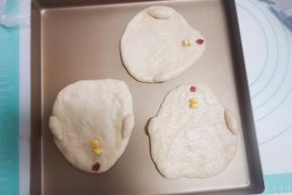 红色面团用模具压出一个花，玉米粒做小鸡的嘴巴