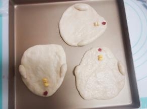 红色面团用模具压出一个花，玉米粒做小鸡的嘴巴