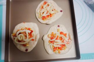 小鸡上放上马苏里拉蔬菜加虾仁等最后盖上适量马苏里拉