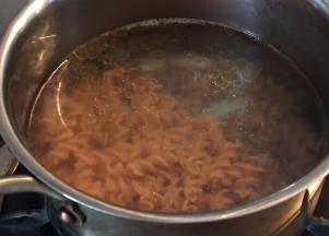 烧一锅开水，放入全麦螺旋面，橄榄油，食用盐煮熟