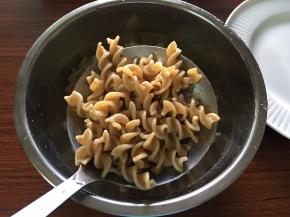 捞出煮熟的全麦螺旋面放入凉水中，防止螺旋面粘连使面更Q弹