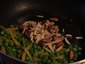 加入核桃仁、扁桃仁、扁桃条继续翻炒均匀