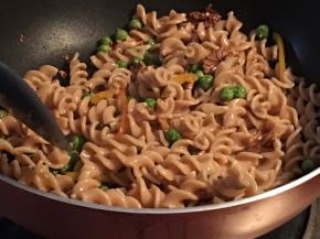 加入煮熟的全麦螺旋面，翻炒几下