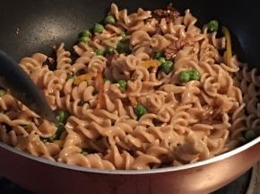 加入煮熟的全麦螺旋面，翻炒几下