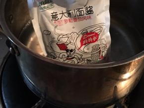 煮一锅沸水，将cook100意大利面酱连袋加热3分钟