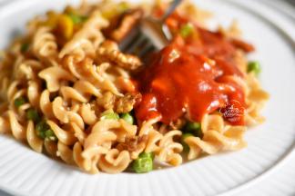 加热好的cook100意大利面酱直接浇在田园干果螺旋面上