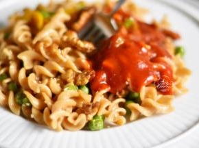 加热好的cook100意大利面酱直接浇在田园干果螺旋面上