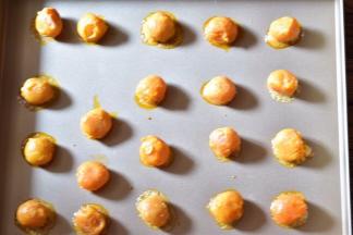 烤箱180度预热5分钟，咸蛋黄喷洒点酒，烤5分钟出油即可