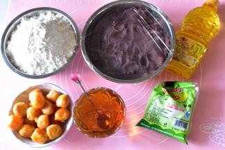 准备好月饼所需的材料