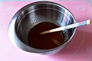 转化糖浆倒入盆中