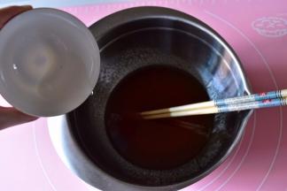 加枧水搅拌均匀，再加入色拉油搅拌均匀